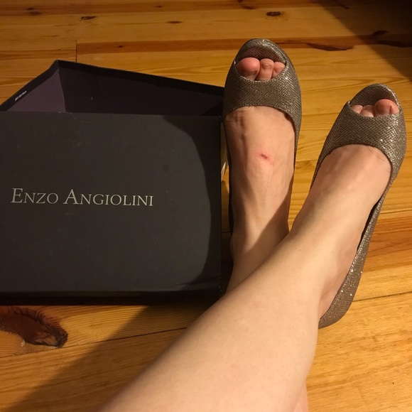 Enzo Angiolini Gold Metallic Peep Toe Heels, 7.5 - Picture 13 of 14